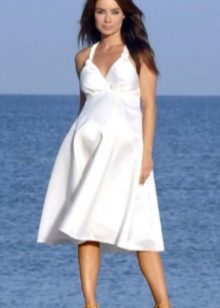 Summer white midi dress para sa mga buntis na kababaihan
