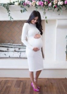 Stredne dlhé puzdrové šaty pre tehotné ženy