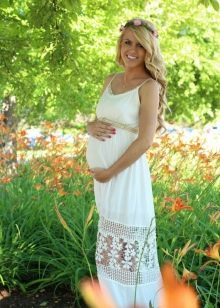 Letné biele slnečné šaty pre tehotné ženy
