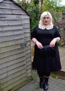 Zwarte jurk met een witte kraag voor de dikke