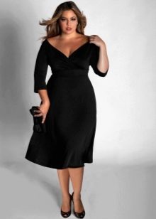 Zwarte jurk met diepe V-hals en driekwart mouwen voor dikke dames