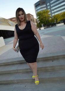 Zwarte schede jurk voor mollige meisjes gecombineerd met gele sandalen