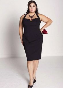 Čierne šaty s hlbokým výstrihom pre obézne ženy