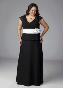 Черна дълга рокля с бял колан за дебелото