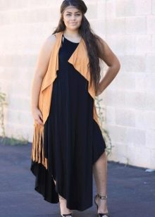 Schwarzes Kleid für mollig kombiniert mit einer hellen Weste