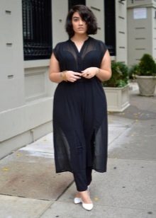 Czarna przezroczysta sukienka dla puszystej połączona z białymi czółenkami