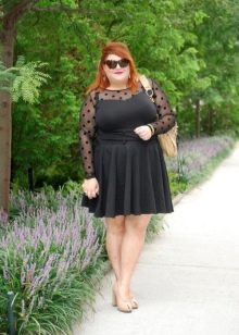 Kleine zwarte jurk met transparante mouwen voor meisjes met overgewicht
