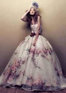 Цветна пухкава сватбена рокля