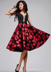 Černé šaty s červenými květy