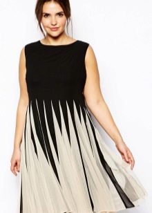 Dress with a pleated skirt of medium length concealing the protruding belly
