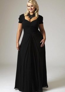 Elegantes langes Kleid für eine dicke Frau über 40