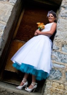 Vestido de novia con enagua azul