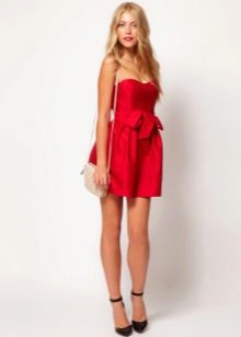 Krótka czerwona sukienka dla blondynki