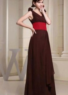 Bruine jurk met rode riem