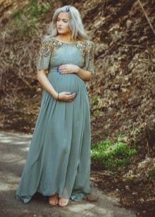 Séance photo d'une femme enceinte en robe