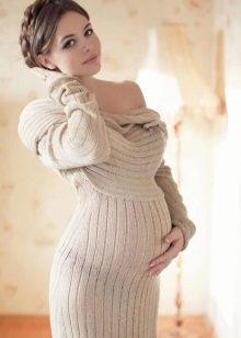 Fotosesija ar grūtnieci kleitā