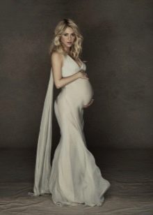 Sesja zdjęciowa kobiety w ciąży w sukience