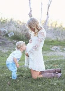 Biała sukienka na sesję zdjęciową w ciąży - syn całuje brzuszek
