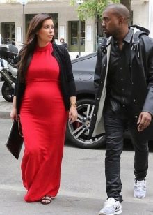 Dlouhé červené těhotenské šaty s černým kardiganem a černou spojkou