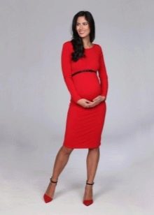 Červené těhotenské pouzdrové šaty