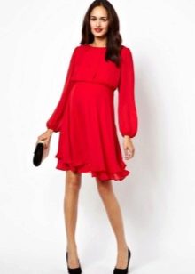 Červené šaty s dlhými rukávmi a sukňou voľného strihu pre tehotné ženy