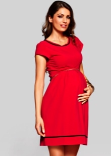 Червена рокля за бременни с черна гарнитура на деколтето и долната част на полата