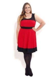 Czerwona sukienka z czarną lamówką na dekolcie i dole spódnicy dla otyłych kobiet