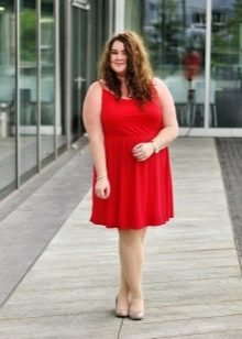 Pakaian merah untuk wanita berambut cerah berlebihan berat badan dengan kulit cerah