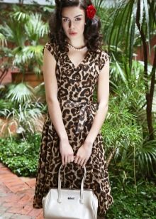 Wie trägt man ein Leopardenkleid