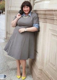 Schoenen met hak voor een jurk voor vrouwen met overgewicht met een klein postuur
