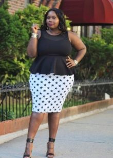 Kombinált fekete-fehér peplum ruha elhízott, széles vállú nők számára