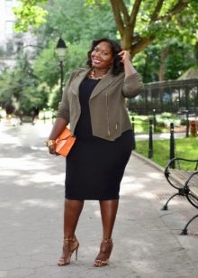 Fekete tokos ruha elhízott nőknek khaki kabáttal kombinálva