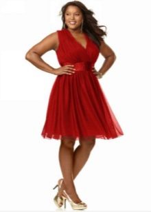Rotes Kleid mit hoher Taille für Übergewicht