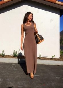 Bolsa e sapatos para um vestido cor chocolate