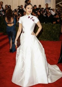 Бяла вечерна рокля в китайски стил