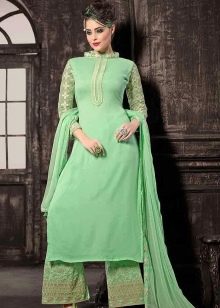Gaiši zaļa ķīniešu stila gara kleita