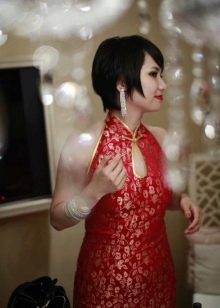 Kinietiško stiliaus suknelių auskarai