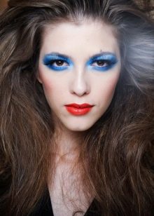 Maquillage disco avec des ombres bleues