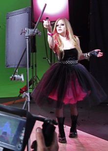 Avril Lavigne ในชุดเดรสสั้นพังค์ร็อก