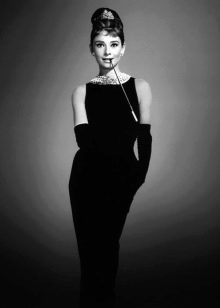 Audrey Hepburn in einem schwarzen Kleid