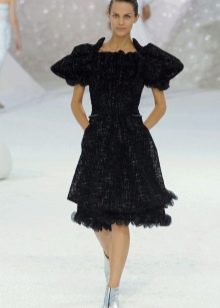 Krátke spoločenské šaty od Chanel s rukávmi