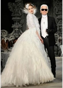 Gaun pengantin Chanel dengan bulu