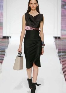 Kontrastné šaty v štýle Chanel