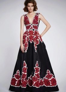 Черна рокля А-силует с щампа на цветя