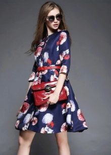 Избор на дамска чанта за цветна рокля