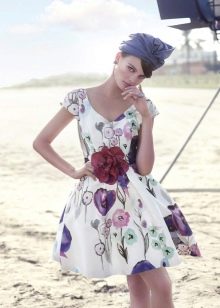  Sukienka z dużym kwiatowym nadrukiem bufiastym