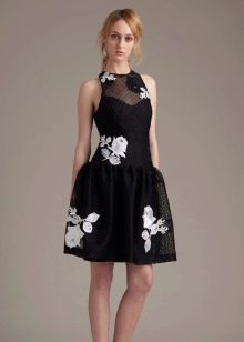 Krótka sukienka z dużym kwiatowym nadrukiem