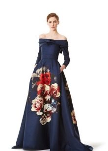 Šaty s veľkou kvetinovou potlačou na sukni