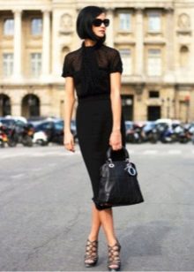 Kancelárske šaty čiernej farby s priestranným vrchným dielom a zúženou sukňou nadol