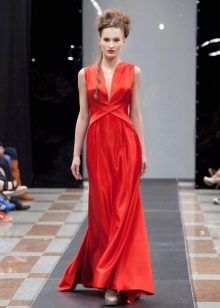 Rode satijnen jurk in Griekse stijl